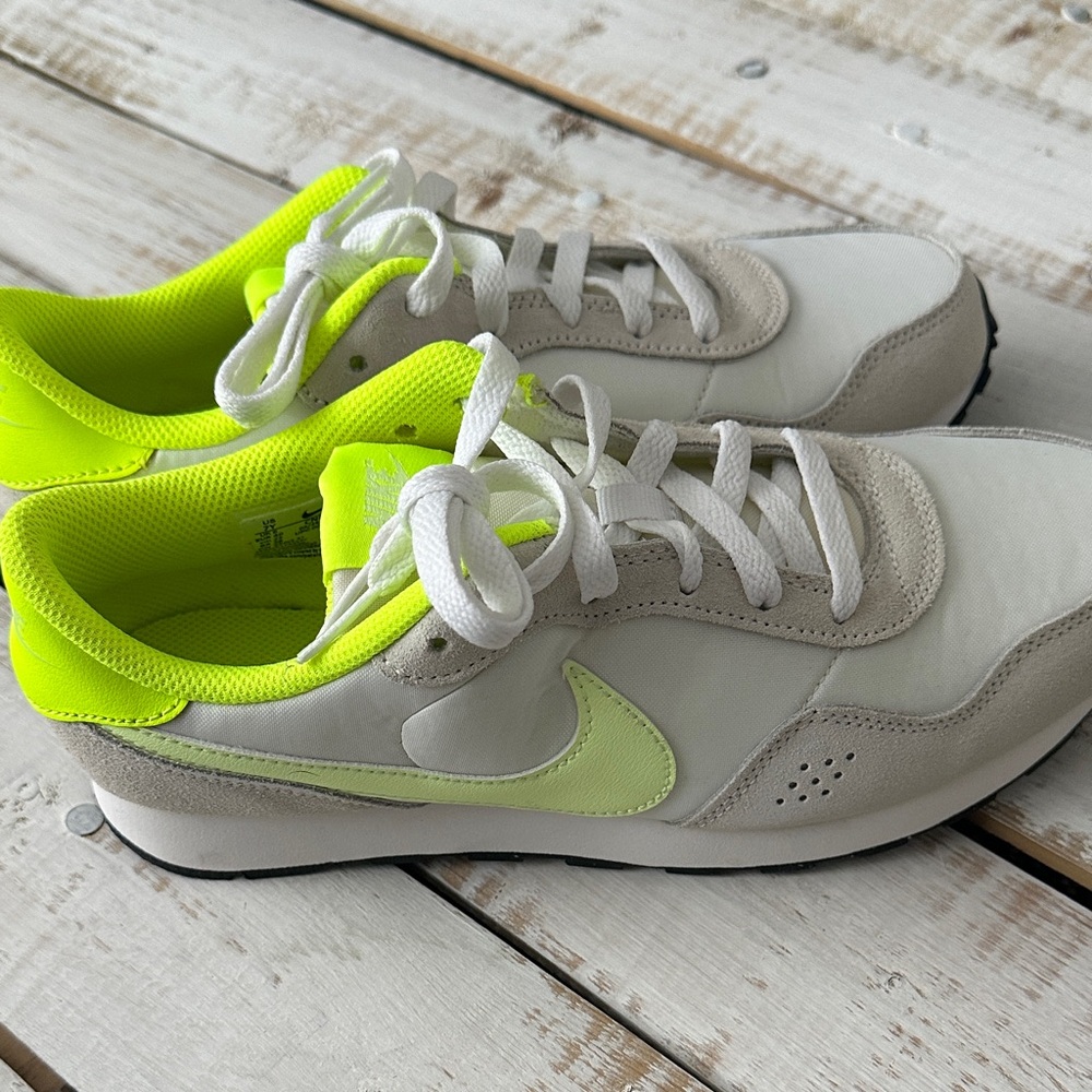 Nike Youth MD Valiant Sneaker Size 7 Y summit white/barely volt brand new